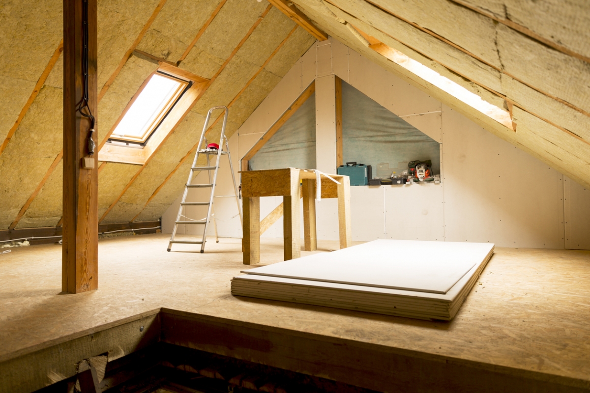 Gedimat propose une large gamme de solutions isolantes biosourcées dont les panneaux en laine de bois pavaflex. Un grenier isolé par l'intérieur avec des panneaux de laine de bois offrant un excellent pouvoir isolant et déphasage.